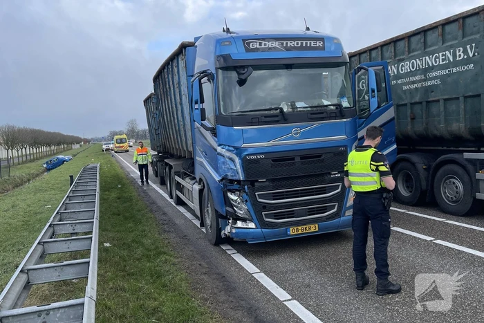 Auto belandt in de sloot na botsing met vrachtwagen