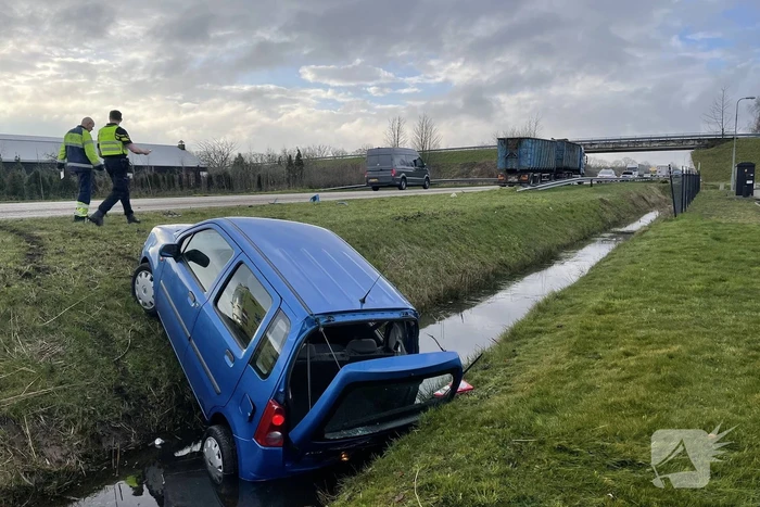 Auto belandt in de sloot na botsing met vrachtwagen