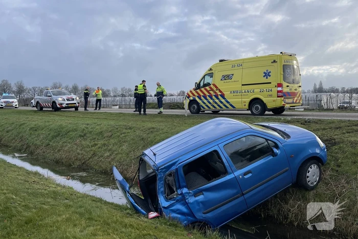 Auto belandt in de sloot na botsing met vrachtwagen
