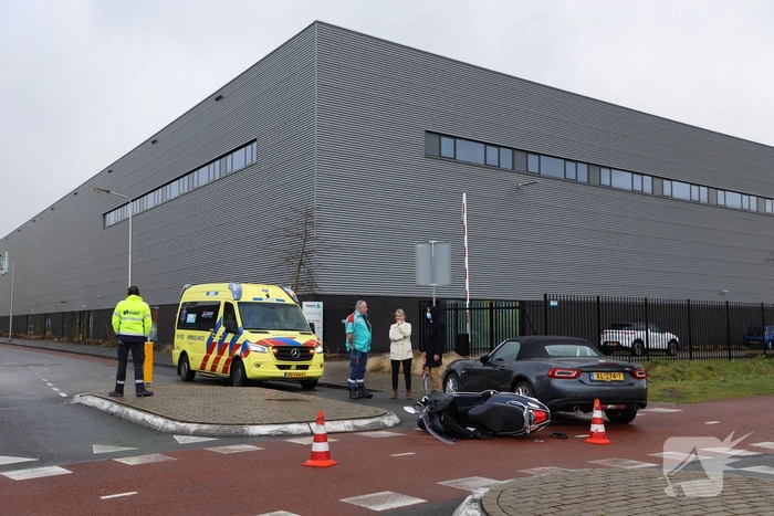Scooterrijdster botst op auto