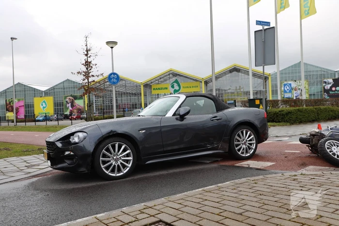 Scooterrijdster botst op auto