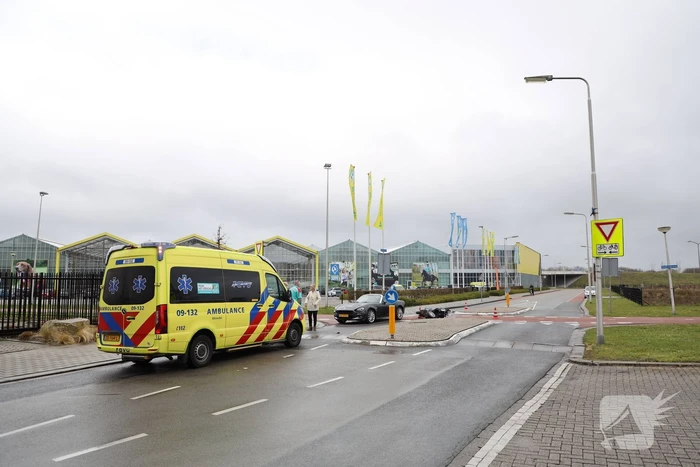 Scooterrijdster botst op auto