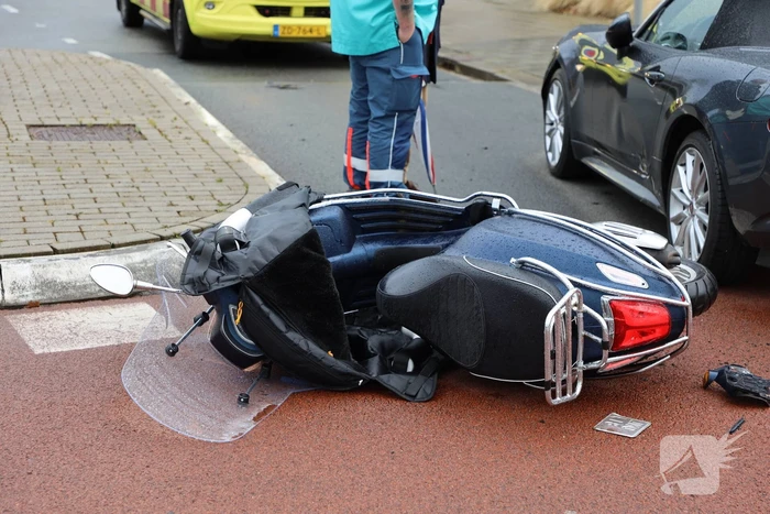 Scooterrijdster botst op auto