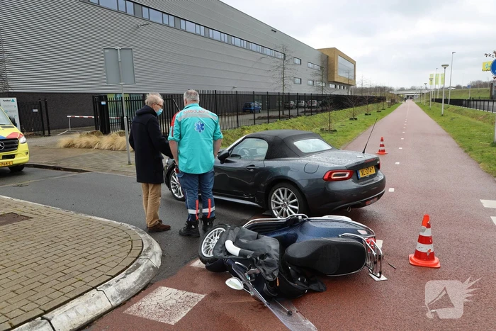 Scooterrijdster botst op auto
