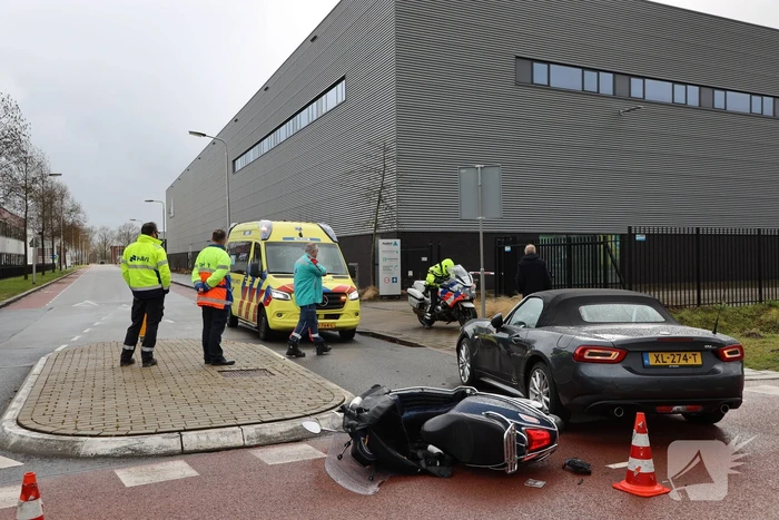 Scooterrijdster botst op auto