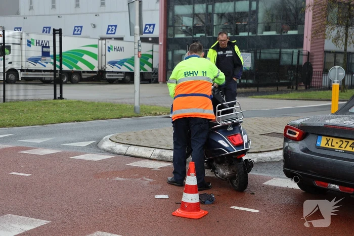 Scooterrijdster botst op auto
