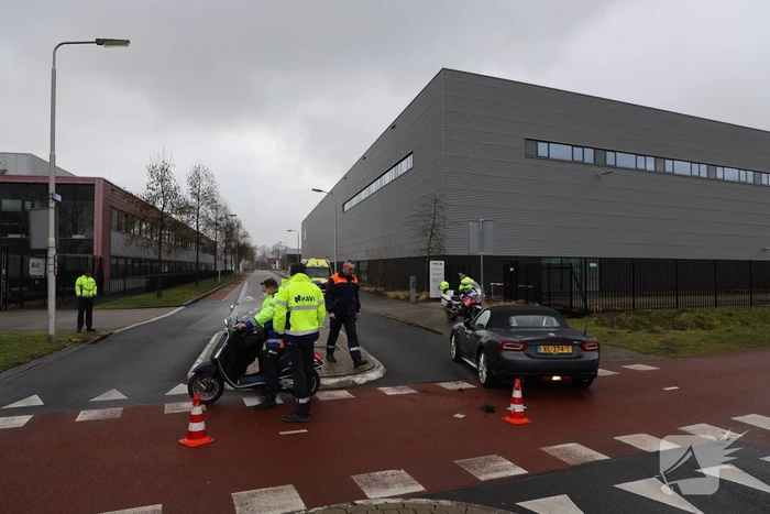 Scooterrijdster botst op auto