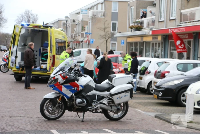 Fietser valt tegen auto en raakt gewond