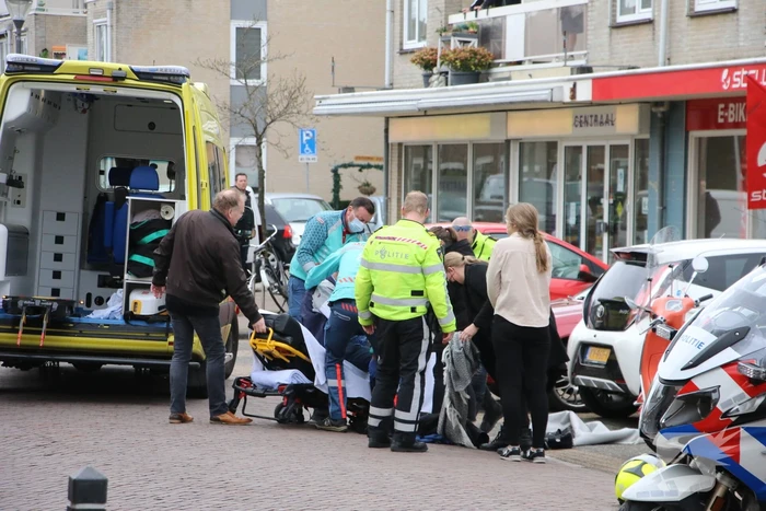 Fietser valt tegen auto en raakt gewond