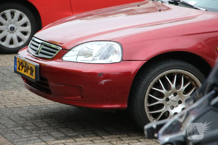 Fietser valt tegen auto en raakt gewond
