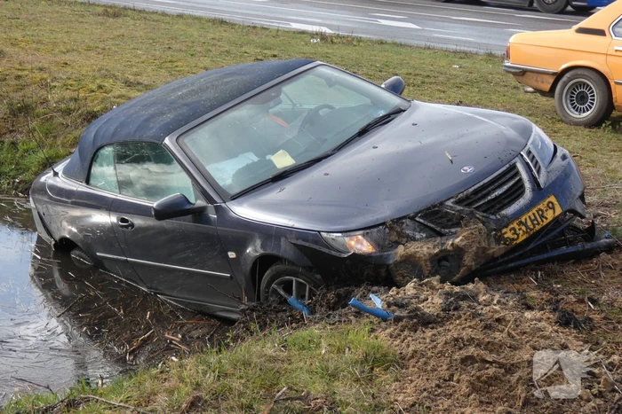 Auto belandt in sloot