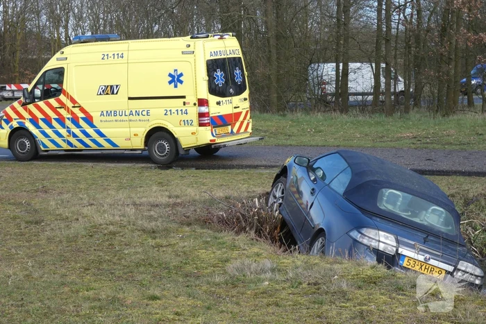 Auto belandt in sloot