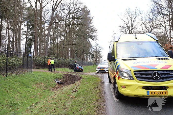 Auto eindigt aan overkant van de weg in hekwerk