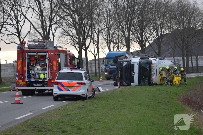 Hulpdiensten ingezet voor gekantelde vrachtwagen
