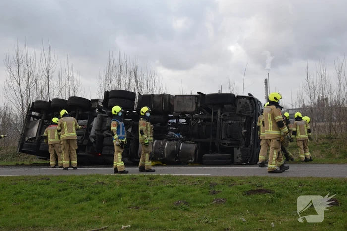 Hulpdiensten ingezet voor gekantelde vrachtwagen
