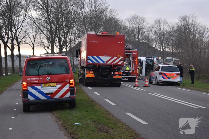 Hulpdiensten ingezet voor gekantelde vrachtwagen