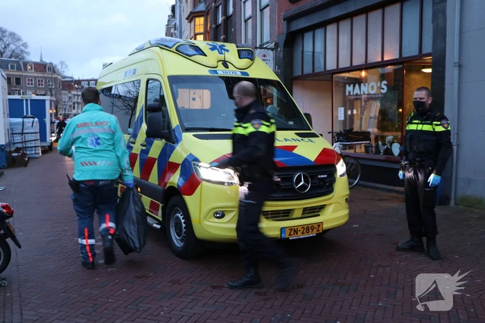 Persoon door omstanders uit water gered