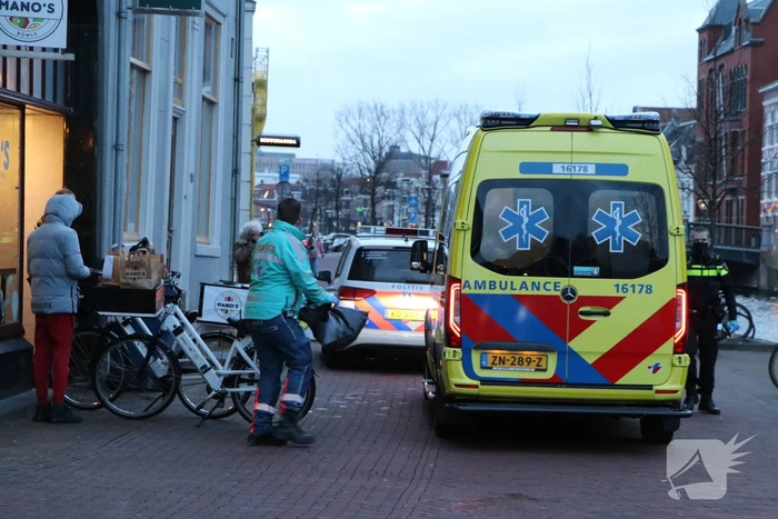 Persoon door omstanders uit water gered