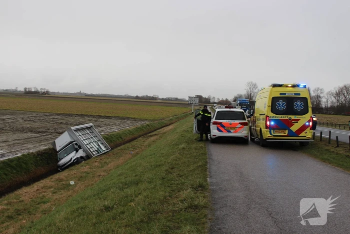 Bestelbus met glas belandt in sloot