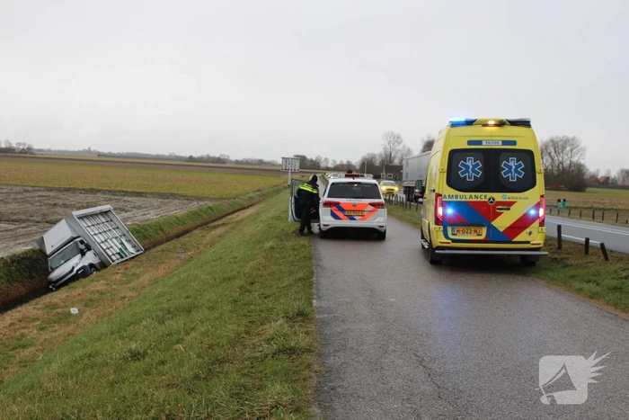 Bestelbus met glas belandt in sloot