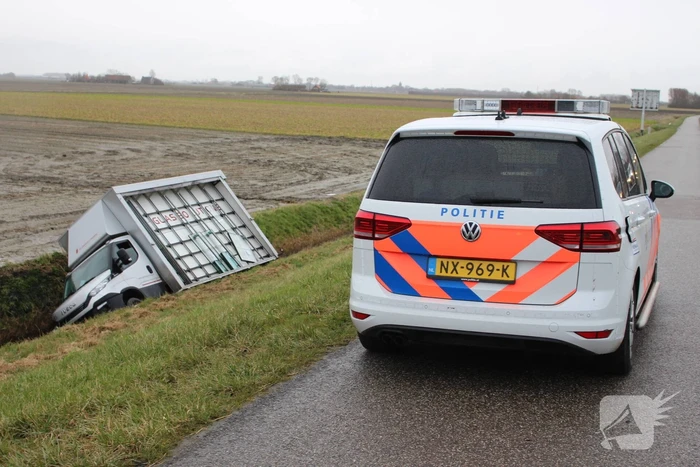 Bestelbus met glas belandt in sloot