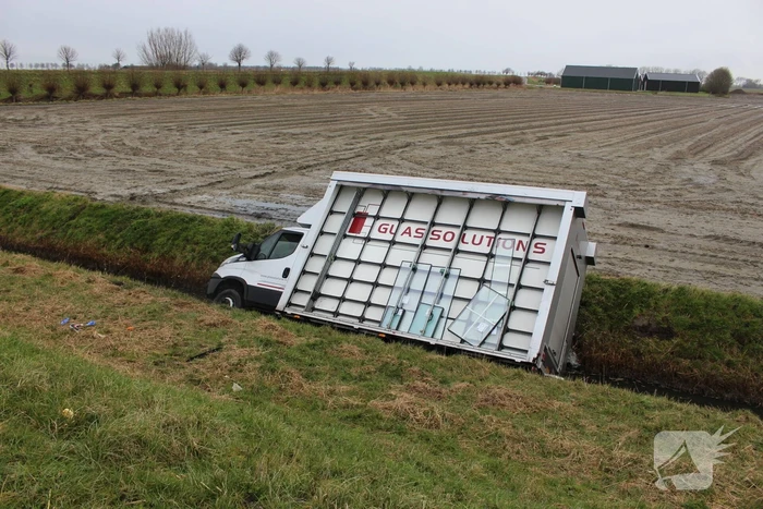 Bestelbus met glas belandt in sloot