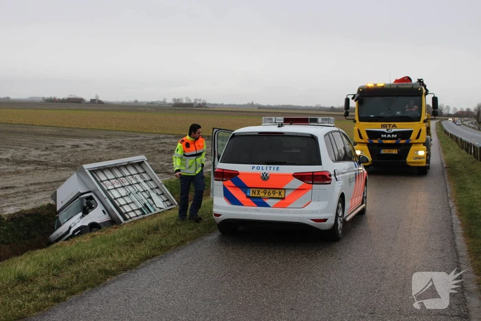 Bestelbus met glas belandt in sloot