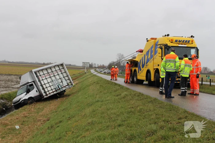 Bestelbus met glas belandt in sloot