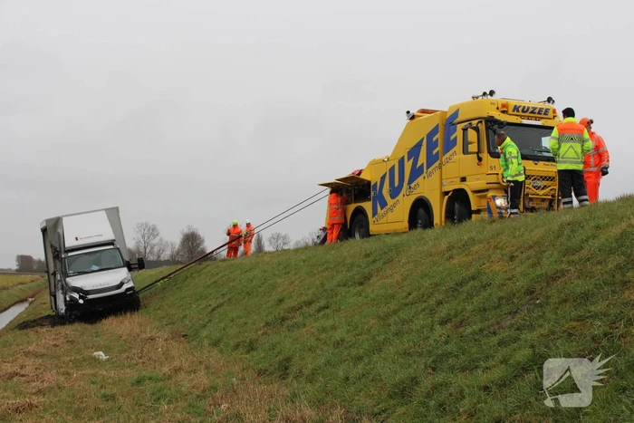 Bestelbus met glas belandt in sloot