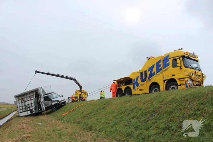 Bestelbus met glas belandt in sloot