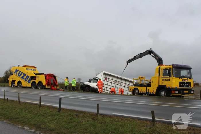 Bestelbus met glas belandt in sloot