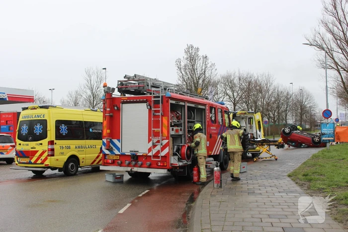 Auto belandt op zijn kop, bestuurder ernstig gewond