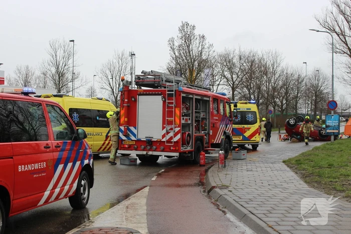 Auto belandt op zijn kop, bestuurder ernstig gewond