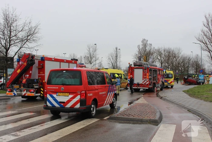Auto belandt op zijn kop, bestuurder ernstig gewond