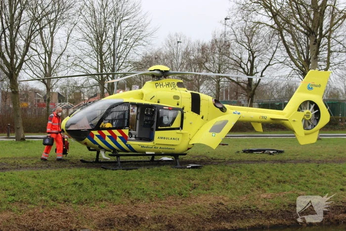 Auto belandt op zijn kop, bestuurder ernstig gewond