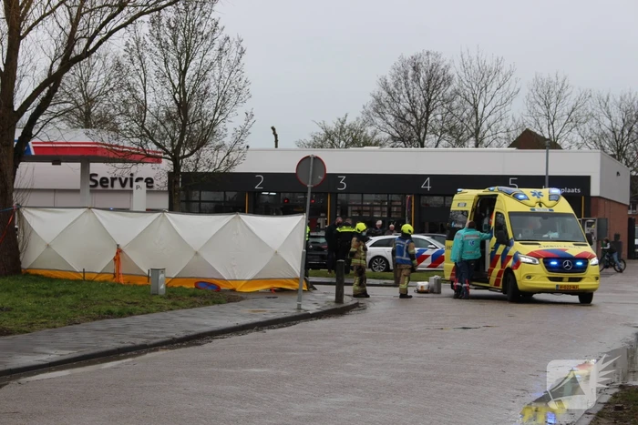 Auto belandt op zijn kop, bestuurder ernstig gewond