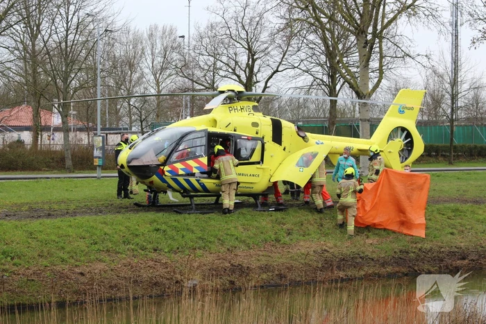 Auto belandt op zijn kop, bestuurder ernstig gewond
