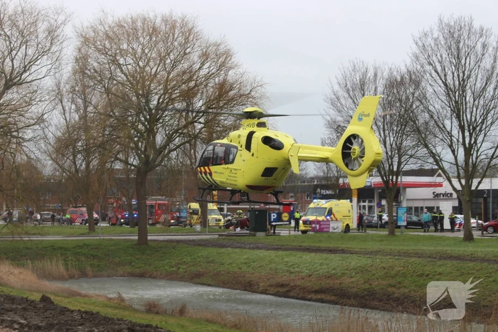 Auto belandt op zijn kop, bestuurder ernstig gewond