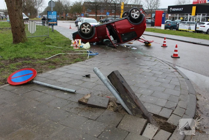 Auto belandt op zijn kop, bestuurder ernstig gewond