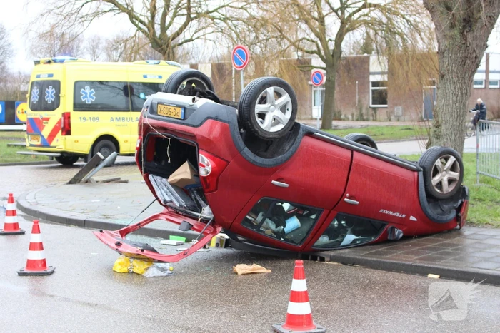 Auto belandt op zijn kop, bestuurder ernstig gewond