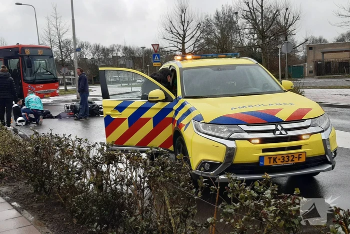 Opzittenden brommer gaan onderuit op wegdek