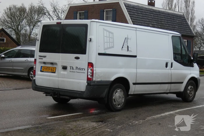 Auto botst op boom