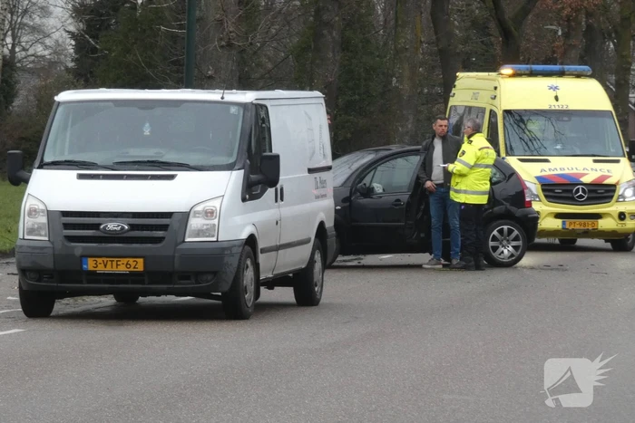 Auto botst op boom