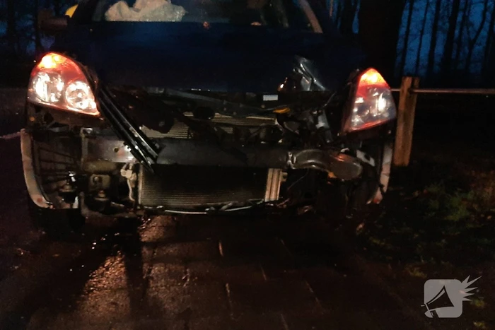 Brandweer reinigt wegdek door oliespoor