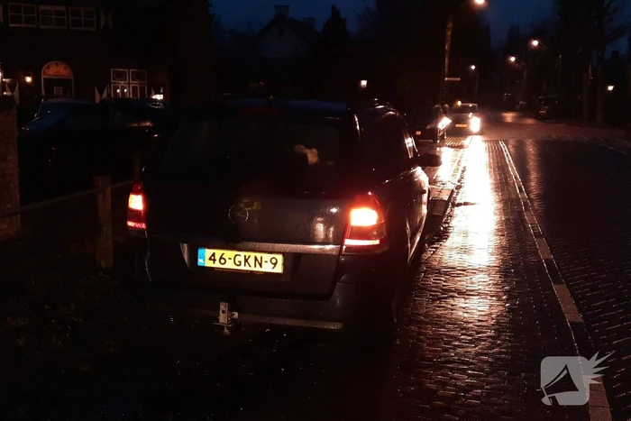 Brandweer reinigt wegdek door oliespoor