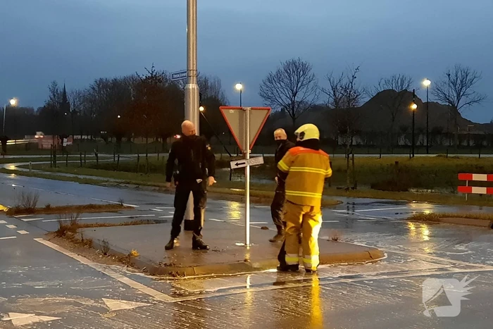 Brandweer reinigt wegdek door oliespoor