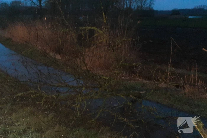 Brandweer reinigt wegdek door oliespoor