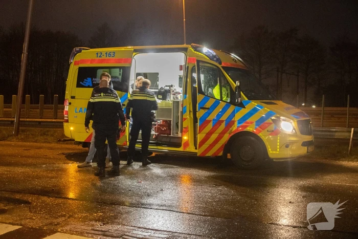 Auto belandt in sloot na aanrijding met bestelbus