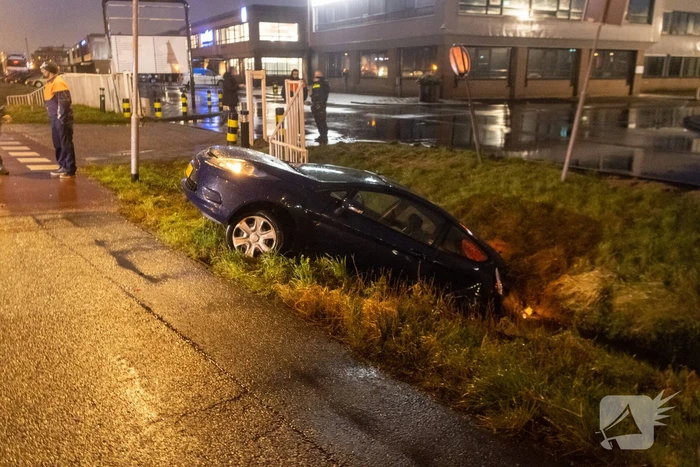 Auto belandt in sloot na aanrijding met bestelbus