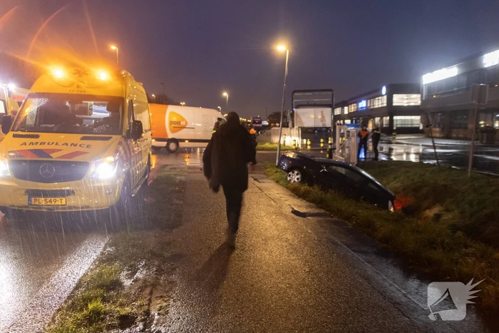 Auto belandt in sloot na aanrijding met bestelbus